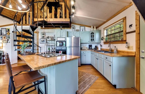 Franklin House | The Coziest cabin close to town w incredible views