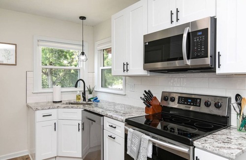 Greater South Side House | The Cozy Cottage - Entire house in Des Moines