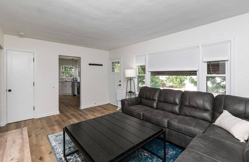 Greater South Side House | The Cozy Cottage - Entire house in Des Moines