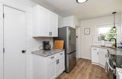 Greater South Side House | The Cozy Cottage - Entire house in Des Moines