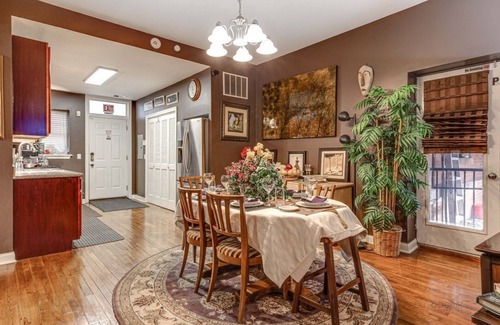 Washington Park Condo | The Cozy Nest: King Bed in Quiet and Safe Condo by McCormick Place and Midway!