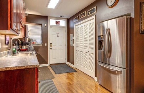 Washington Park Condo | The Cozy Nest: King Bed in Quiet and Safe Condo by McCormick Place and Midway!