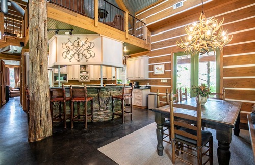 Batesville House | The CPL, 2BR Oxford Retreat by Velvet Ditch Villas