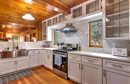Idyllwild Cabin | The Creek Lodge in Town Center - 2,500 sf Mountain Modern Cabin, Next To Creek!