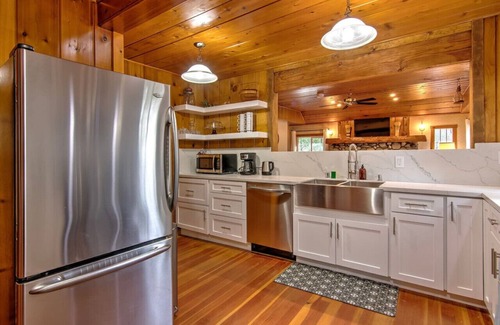 Idyllwild Cabin | The Creek Lodge in Town Center - 2,500 sf Mountain Modern Cabin, Next To Creek!
