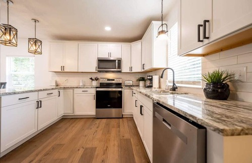 Mapleton/Fall Creek House | The Creekside Cottage, Mins from Downtown