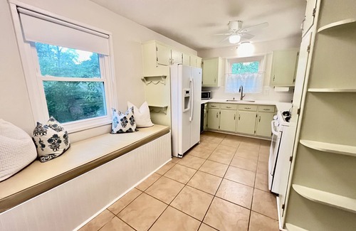 Crestwood South House | The Crestwood Cottage - Sleeps 9; Fully Fenced Backyard