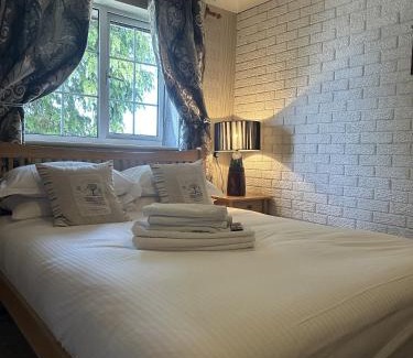 Saltash Hotel | The Crooked Inn