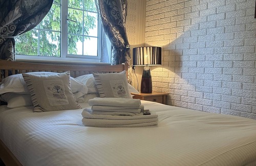Saltash Hotel | The Crooked Inn