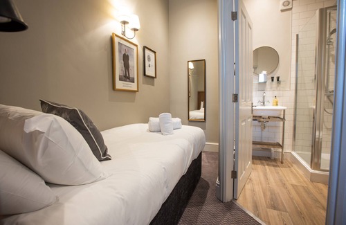 Knutsford Hotel | The Cross Keys