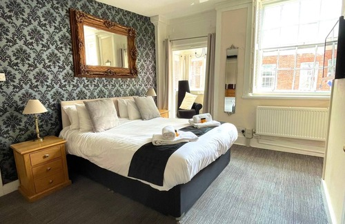 Windsor Hotel | The Crown And Cushion