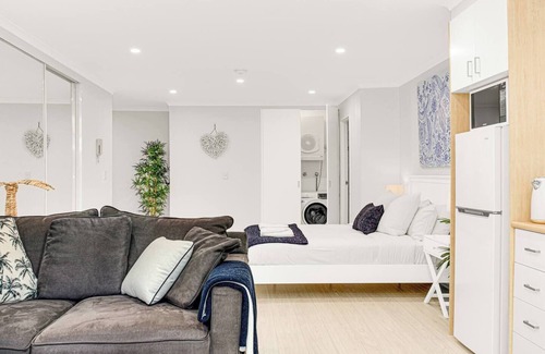 Crows Nest Apartment | The Crows Nest Spacious Studio with Balcony