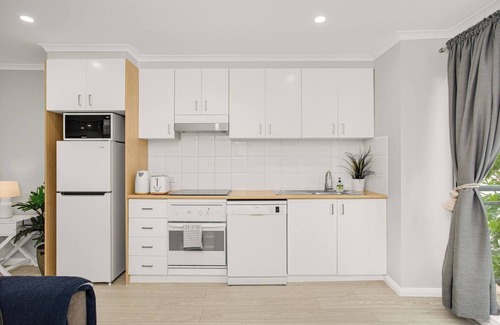Crows Nest Apartment | The Crows Nest Spacious Studio with Balcony