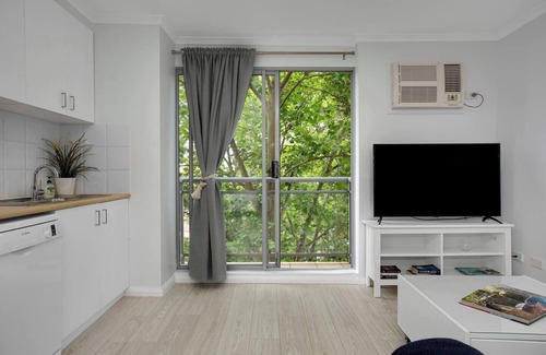 Crows Nest Apartment | The Crows Nest Spacious Studio with Balcony