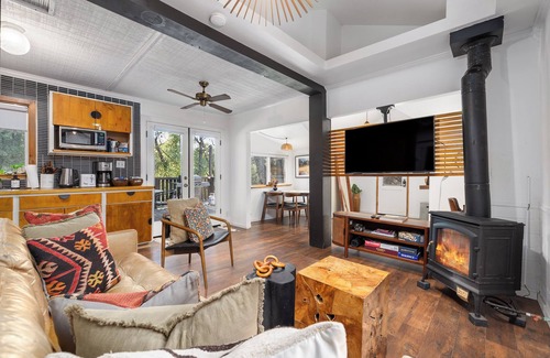 Oakhurst Cottage | The Daisy Cottage - Magical Retreat Near Yosemite + WIFI & AC!