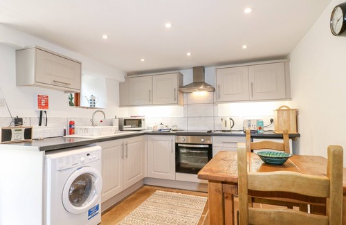 Winster Cottage | THE DELL, romantic, character holiday cottage in Winster