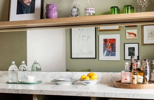 Hyde Park Hotel | The Deluxe Queen at Palihouse Hyde Park Village, Onsite Parking