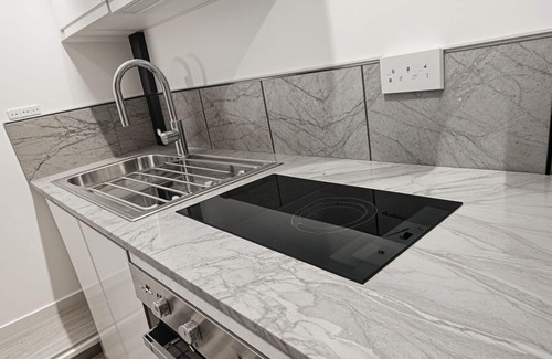 Bunhill Apartment | The Deluxe Studio; A Luxurious Lounge within a Creatively Artistic Apartment