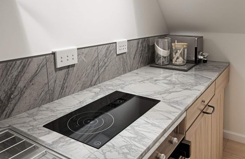 Bunhill Apartment | The Deluxe Studio; A Luxurious Lounge within a Creatively Artistic Apartment