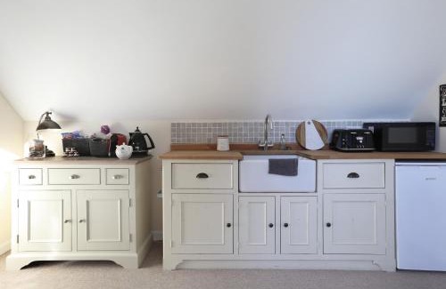 Littlebredy Apartment | THE DEN, a Secluded Annex with Hot-tub & Heating