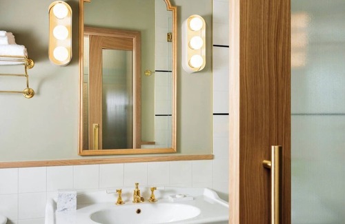 Hyde Park Hotel | The Double Queen at Palihouse Hyde Park Village, Pets Allowed Here!