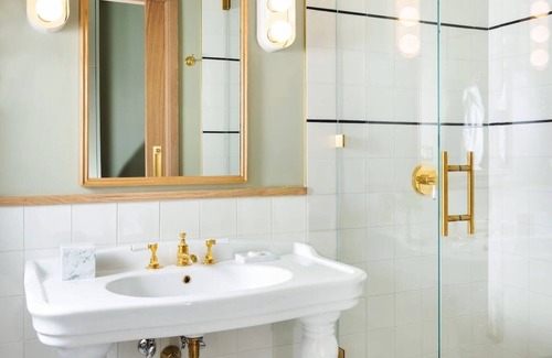Hyde Park Hotel | The Double Queen at Palihouse Hyde Park Village, Pets Allowed Here!