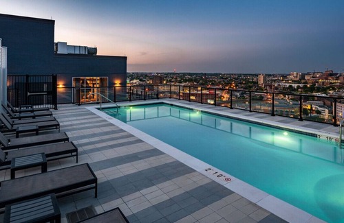 Downtown Baltimore Apartment | The Downtown Baltimore/ Comfy Queen Bed, Rooftop deck, pool, Free Parking