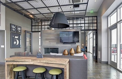 Downtown Baltimore Apartment | The Downtown Baltimore/ Comfy Queen Bed, Rooftop deck, pool, Free Parking