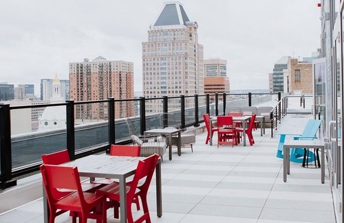 Downtown Baltimore Apartment | The Downtown Baltimore/ Comfy Queen Bed, Rooftop deck, pool, Free Parking
