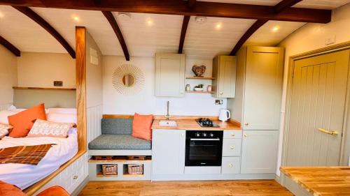 Newark House | The Dragonfly - Luxury Lakeside Shepherds Hut