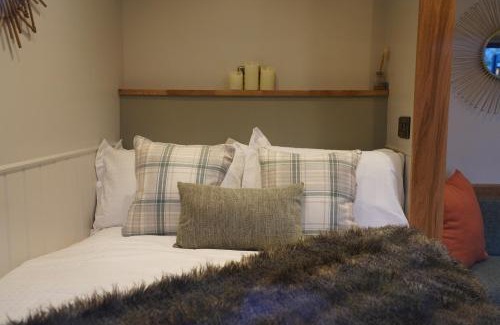 Newark House | The Dragonfly - Luxury Lakeside Shepherds Hut