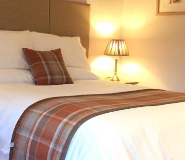 Curry Rivel Hotel | The Drayton Crown