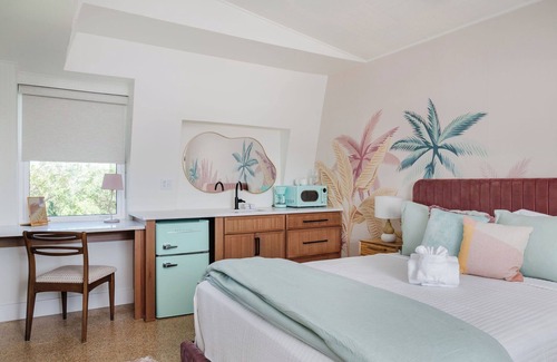 Vilano Beach Hotel | The Driftwood Queen Studio -5 min walk to beach!