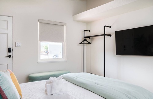 Vilano Beach Hotel | The Driftwood Queen Studio -5 min walk to beach!