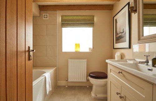 Ellastone Hotel | The Duncombe Arms
