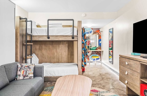 Governmental Mall Hotel | The Egyptian - Retro Modern Motel - Room 200