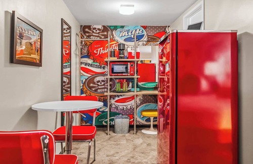 Governmental Mall Hotel | The Egyptian - Retro Modern Motel - Room 200