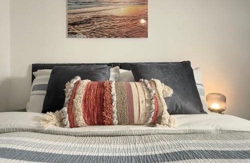 Northampton Apartment | 'The Elegant Comfort' - A Stunning Luxury 2-Bed Flat with Private Garden & Patio - Free Parking