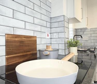 Northampton Apartment | 'The Elegant Comfort' - A Stunning Luxury 2-Bed Flat with Private Garden & Patio - Free Parking
