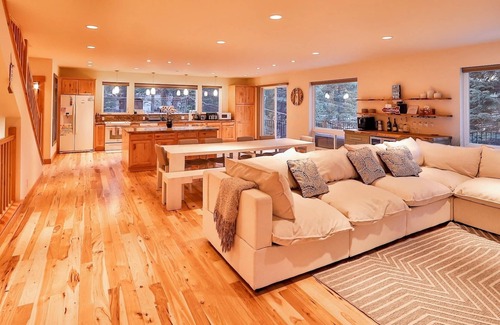 Upper Kingsbury House | The Elevator House – Gorgeous Stateline Home for 10, 5 Min to Stagecoach Lift!