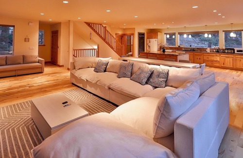 Upper Kingsbury House | The Elevator House – Gorgeous Stateline Home for 10, 5 Min to Stagecoach Lift!