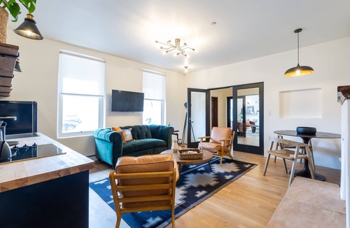 Santa Fe Apartment | The "Ella-Mila" - Classy 2 Bedroom with en-suites - steps from the Plaza