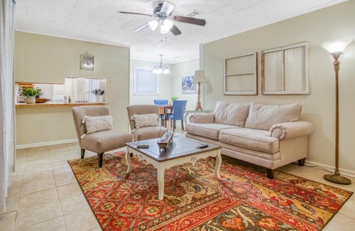 Alexandria Villa | The Ellis House. In quiet neighborhood!