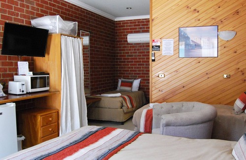 Tumut Hotel | The Elms Motor Inn