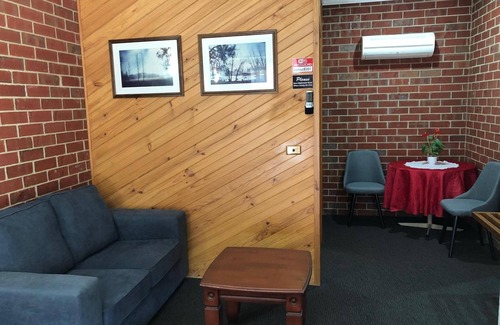 Tumut Hotel | The Elms Motor Inn