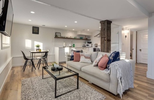 Inglewood Apartment | "The Emerald" In Inglewood Sleeps 4- Lower Suite