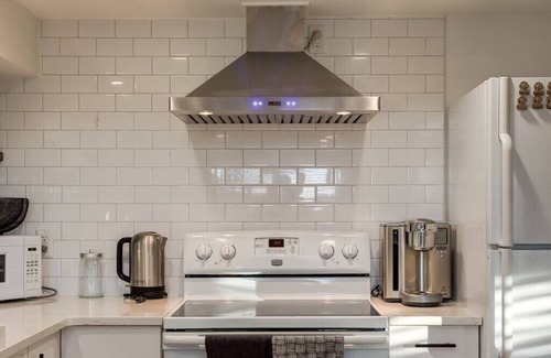 Inglewood Apartment | "The Emerald" In Inglewood Sleeps 4- Lower Suite