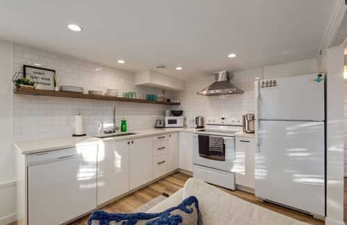 Inglewood Apartment | "The Emerald" In Inglewood Sleeps 4- Lower Suite