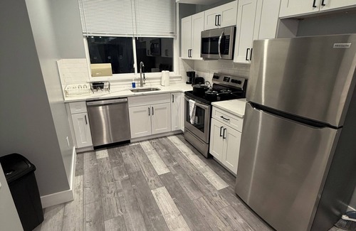 Mantua Apartment | The Emerald Room-3BD-3BTH-Patio