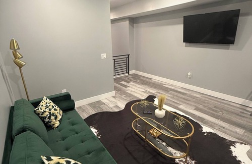 Mantua Apartment | The Emerald Room-3BD-3BTH-Patio